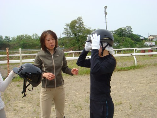 会員からヘルメットの付け方を指導