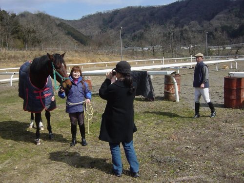 騎乗後姉が記念写真