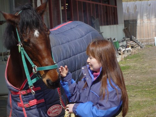 ホマレオーに久しぶりに会って満面の笑み