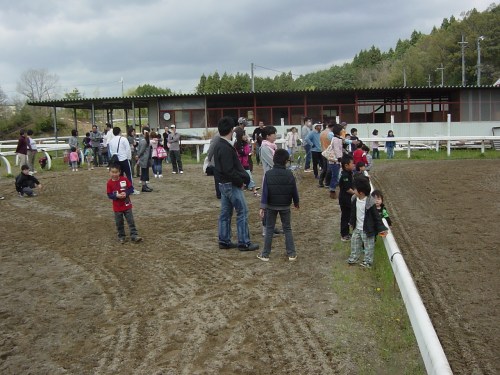 整理券を持って馬場に集まる