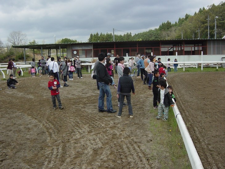 整理券を持って馬場に集まる