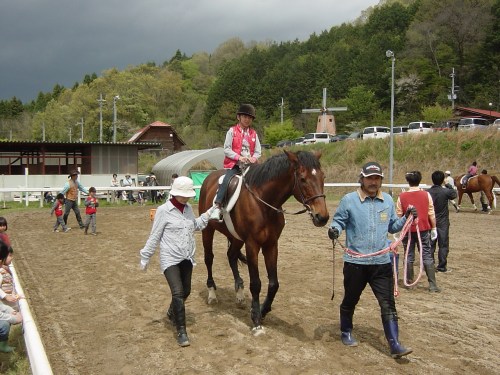 引き馬始まる