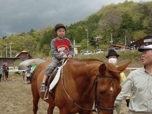 姿勢がいいぞ!将来騎手になれそう