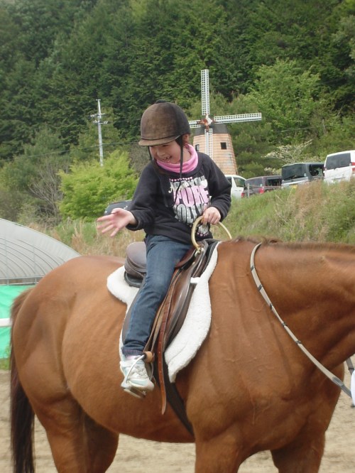 余裕たっぷり！親のカメラに　「はい　ポーズ」