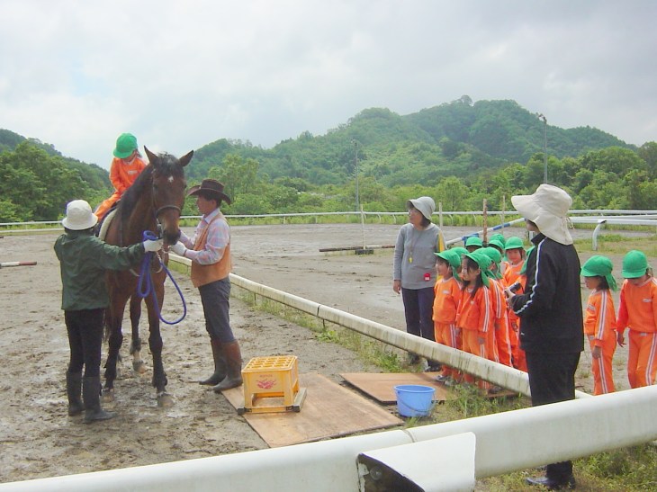 馬の乗り方の説明を受ける