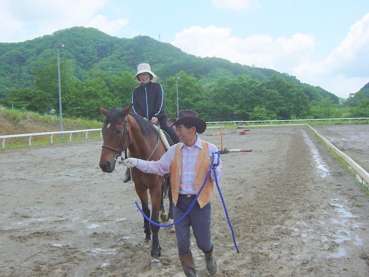 久木園長さんも騎乗「わー、高いわね」