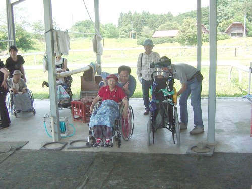 車椅子からバックミラーで馬に焦点「見えた！