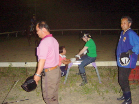 他の会員が騎乗している間に手綱の持ち方、脚の位置などを教わる