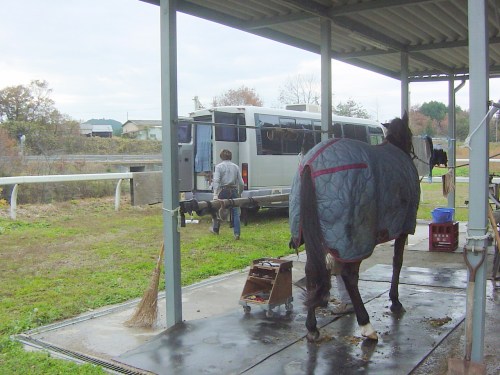 自動車から種々の道具が運びこまれる