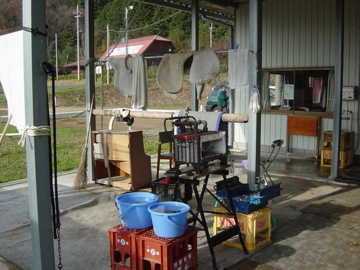 装蹄の準備、鉄を焼く炉も見える