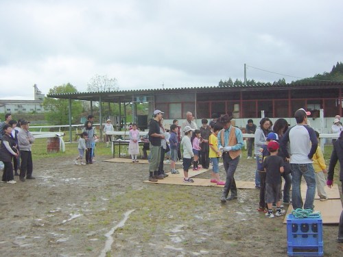 乗り場の風景、雨上がりで板敷きの上で