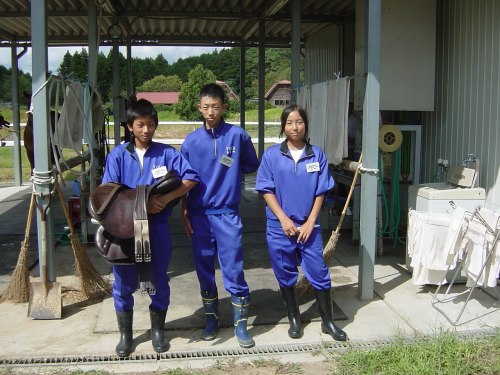 鞍を持って記念写真「重い・・」