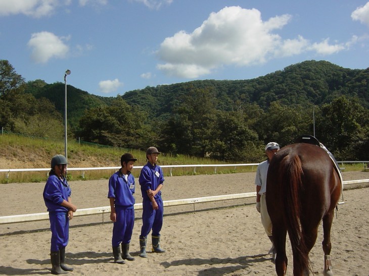 乗馬にあたり乗馬、下馬の説明を聞