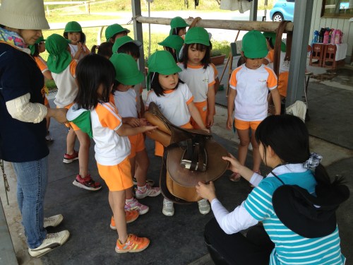 おもーい」　これを背中にのせて乗るのよ！