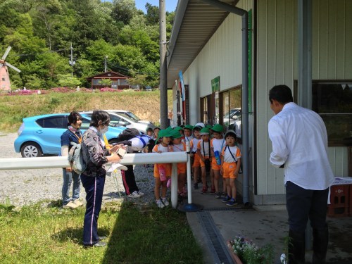 声をそろえて「おじさんありがとう、ございましーた」