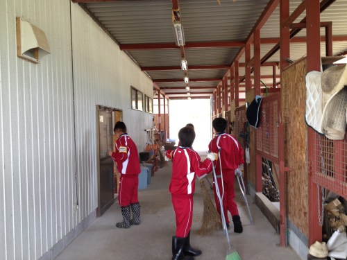 全員で世話になった厩舎の清掃、ご苦労さんでした